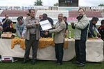 El Atlético de Madrid entrega una placa a la organización del torneo de la Cerámica de Onda