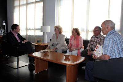 Los usuarios del CEAM presentan las firmas para la ampliación del centro