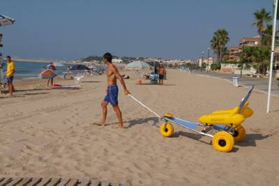 El Programa de Accesibilidad de Playas de la Diputación financia la presencia de 11 sillas anfibias en la provincia de Castellón