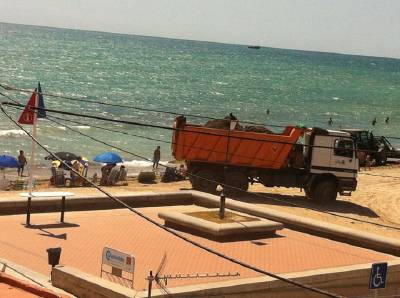 Units pel Poble a Cabanes demana que la neteja de les platges es faça a unes hores raonables i no quan hi ha màxima afluència de banistes