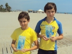 Gerard y Javier Manzanet, del Club Natació Vila-real, vencedores en la travesía infantil de la playa del Gurugú
