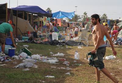 Facebook se llena de críticas contra Arenal Sound por falta de higiene y superpoblación de la zona de acampada