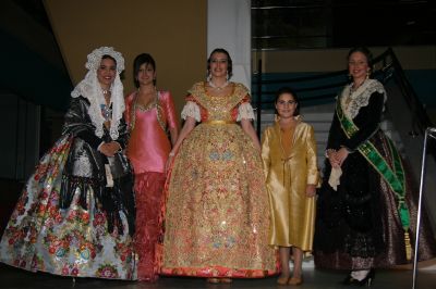 El desfile oficial de las falleras precede la exaltación del Teatre Payà.