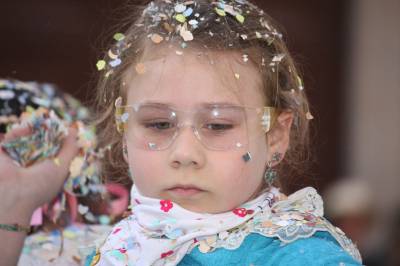El Coso Multicolor llena de fiesta y alegría el centro de Castelló