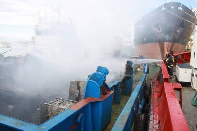 Arde un remolcador en el puerto de Burriana