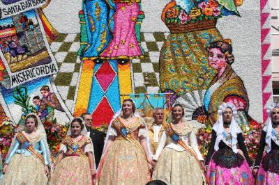 Seis jóvenes y tres niñas aspiran a los cargos de reinas falleras 2009