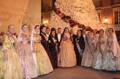 La reina fallera participó en la ofrenda de Alicante.