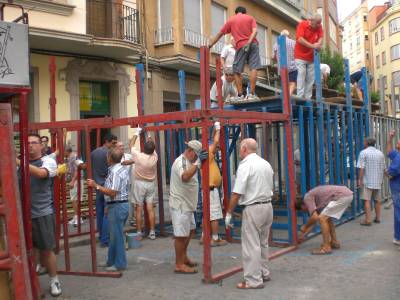 La montà de cadafals anuncia las fiestas de la Misericordia