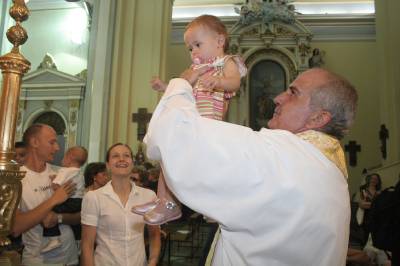 La Virgen de la Misericòrdia recibe el cariño de los niños.