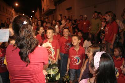 El desfile de fanalets llenó de música y tradición la ciudad.