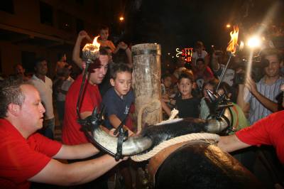El encierro infantil llena el recinto taurino de pequeños aficionados a los toros