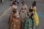 Las candidatas a Reina Fallera se visten con el traje regional