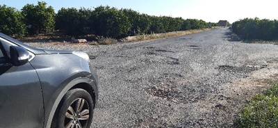 Aparisi se 'esconde' frente a los socavones que los agricultores tapan con tierra