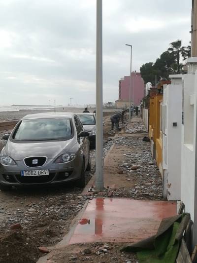 Los operarios de Vía Pública limpiaron los restos del temporal de les Terrasses y Serratella