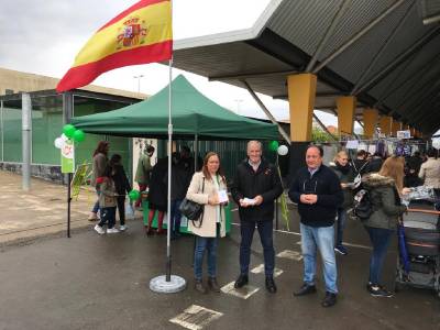 VOX despierta la simpatía de los castellonenses en el Mercado del Lunes de Castellón
