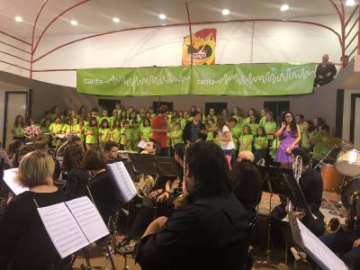 Els xiquets i xiquetes de Tírig delecten al públic en L?Escola Canta