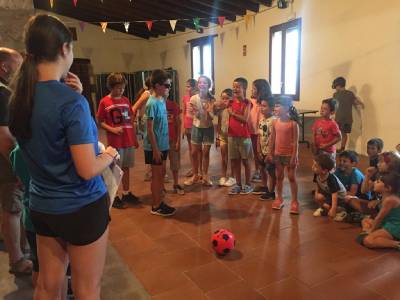 39 xiquets i xiquetes gaudeixen dels jocs i la cuina a Castellfort