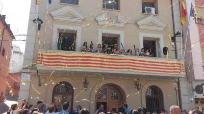 Les Coves de Vinromà viu la seua primera jornada festiva celebrant la multitudinària desfilada de carrosses