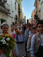 Las reinas y damas de les Coves de Vinromà ofrecen flores a San Roque