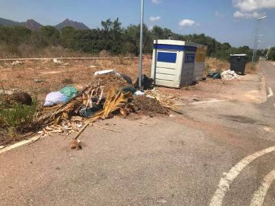 El PSPV de Benicàssim urge a 'reforzar el servicio de limpieza' para acabar con los malos olores y la acumulación de basuras