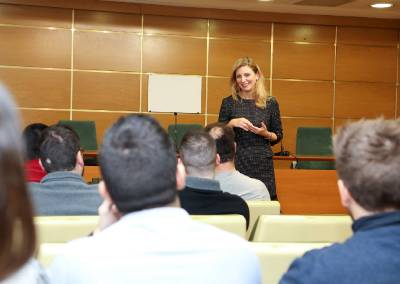 Marco rep als joves contractats pel programa Empuju 2019