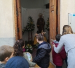 El alumnado de Almassora visita la imagen de Sant Antoni y prepara las hogueras
