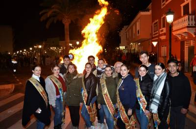 Les Argilagues y la Cremà marcan la jornada central de las fiestas de Sant Antoni en Oropesa del Mar
