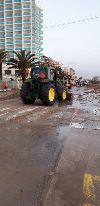 Oropesa del Mar trabaja para restablecer el acceso a las zonas afectadas tras los destrozos del temporal