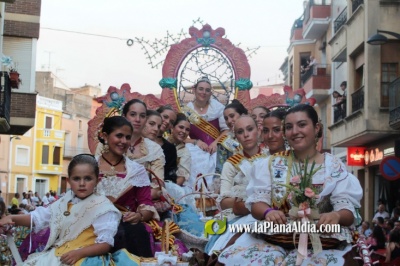 Les Coves de Vinrom inicia las fiestas patronales con el tradicional desfile de carrozas y una cena popular 