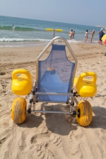 El Programa de Accesibilidad de Playas de la Diputación financia la presencia de 11 sillas anfibias en la provincia de Castellón 